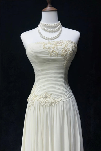 Robes de mariée intemporelles, coupe trapèze, bustier, en mousseline blanche avec longue traîne brodée N3013