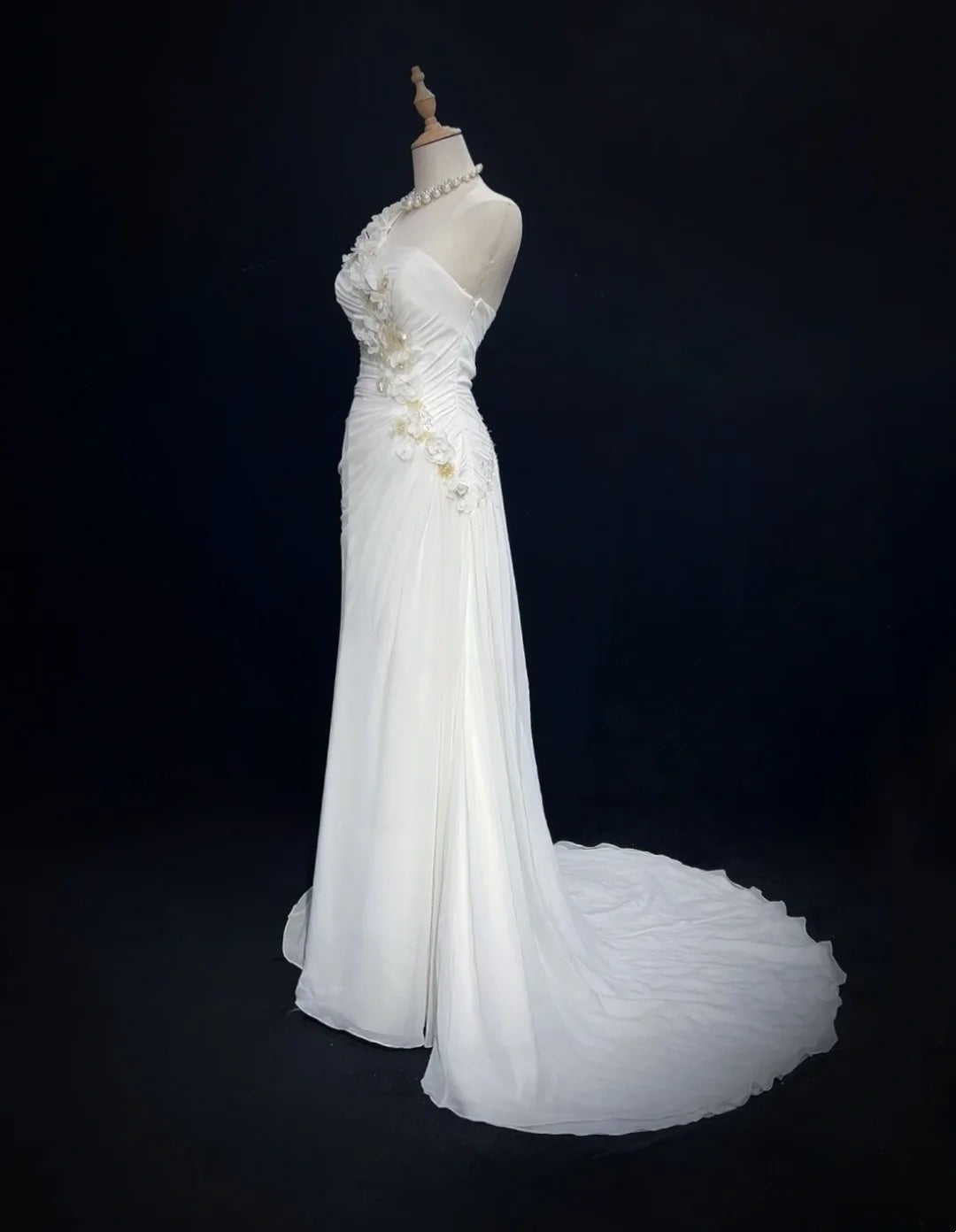 Robes de mariée uniques sirène asymétrique en mousseline blanche avec perles, robe de mariée longue pour jardin d'été N3679