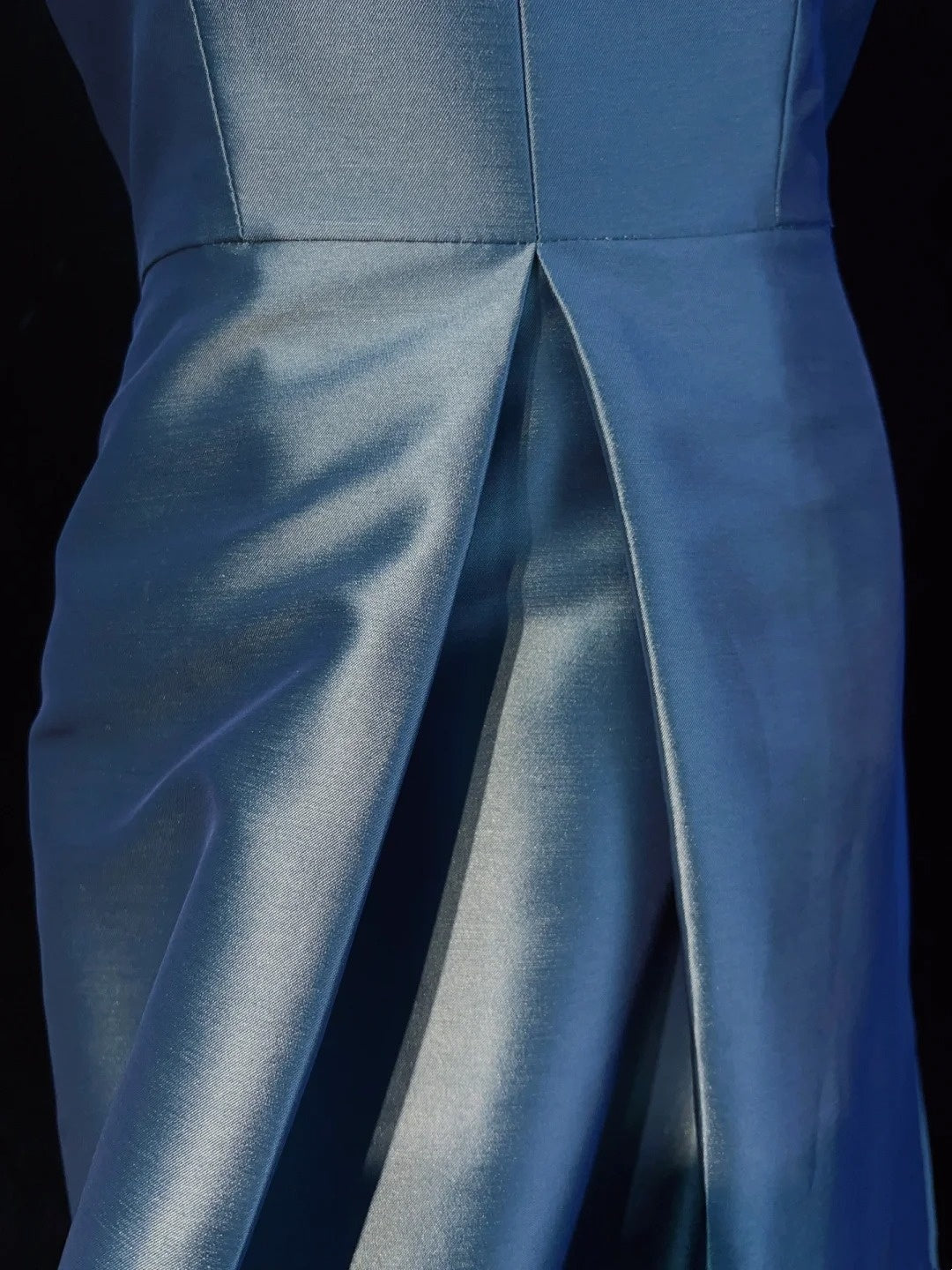 Belles Robes de Bal Coupe A Col en V Satin Bleu Manches Volants Longues Tenues de Soirée N3336