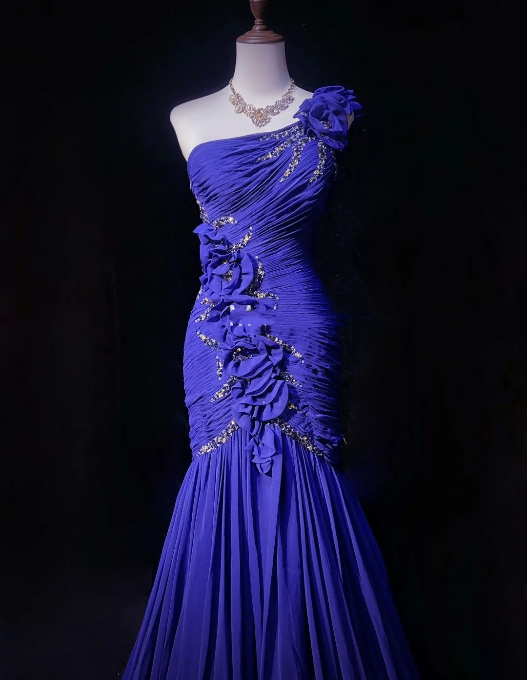 Vintage Meerjungfrauen-Abschlussballkleider One Shoulder Royalblau Chiffon mit Perlenbesatz 3D-Blumen Langes Ballkleid N2458