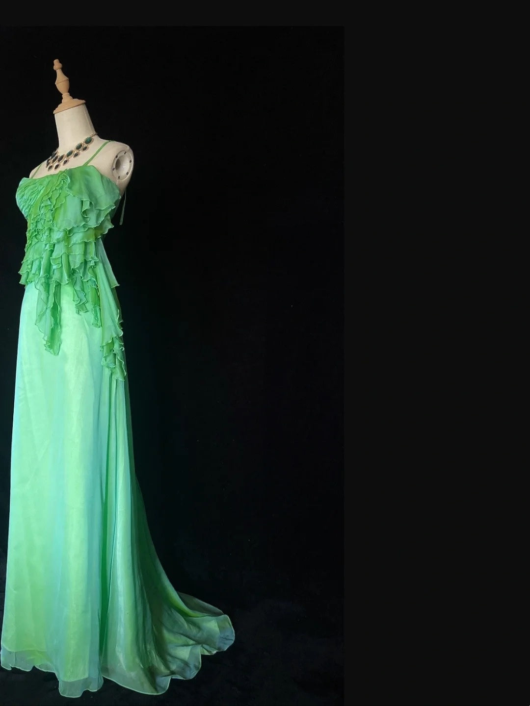 Schöne Ballkleider A-Linie Spaghettiträger Grün Chiffon mit Rüschen Lange Abendgarderobe N3331