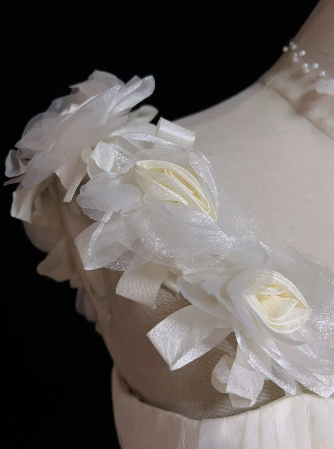 Robes de mariée intemporelles fourreau asymétrique une épaule organza blanc avec courte robe de mariée à volants N3005
