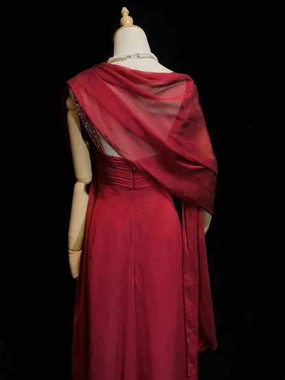 Elegante Abschlussballkleider A-Linie Rundhalsausschnitt Burgund Chiffon Mit Cape Perlen Ärmellos Langes Abendkleid N2885