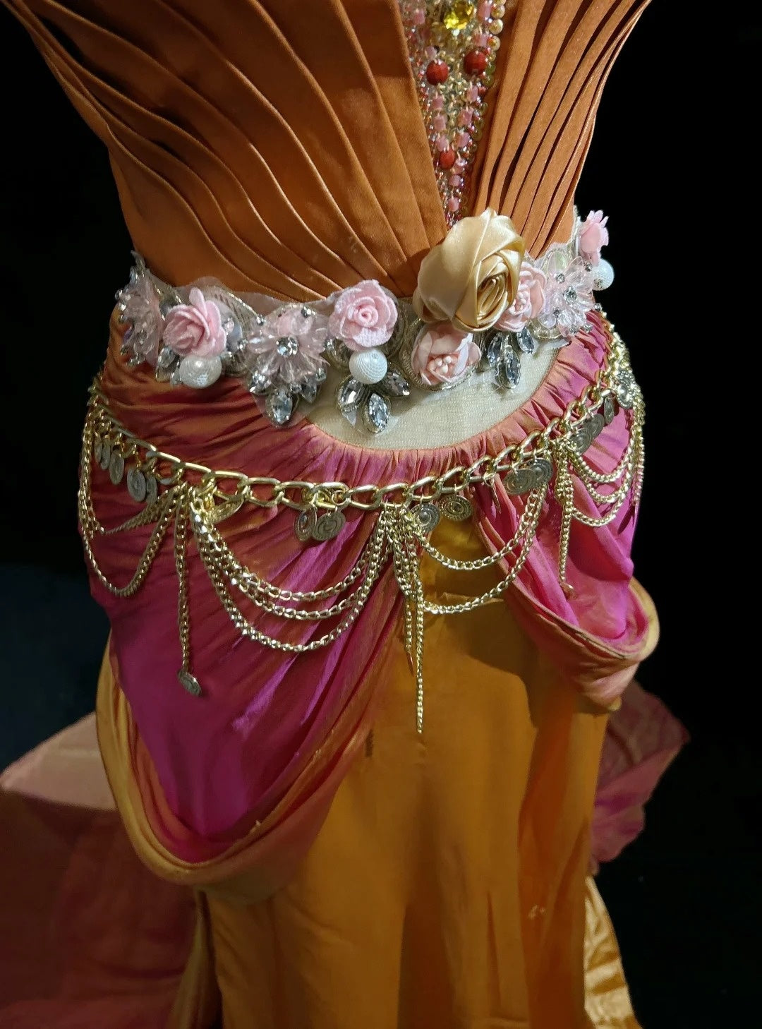 Robes de bal charmantes sirène rose licou en satin orange avec volants longues tenues de soirée N3430