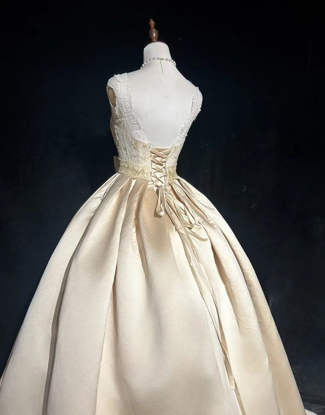 Zeitlose Hochzeitskleider Ballkleid Quadratischer Ausschnitt Champagner-Satin Mit Perlenbesetzter Spitze Lange Brautrobe N3435