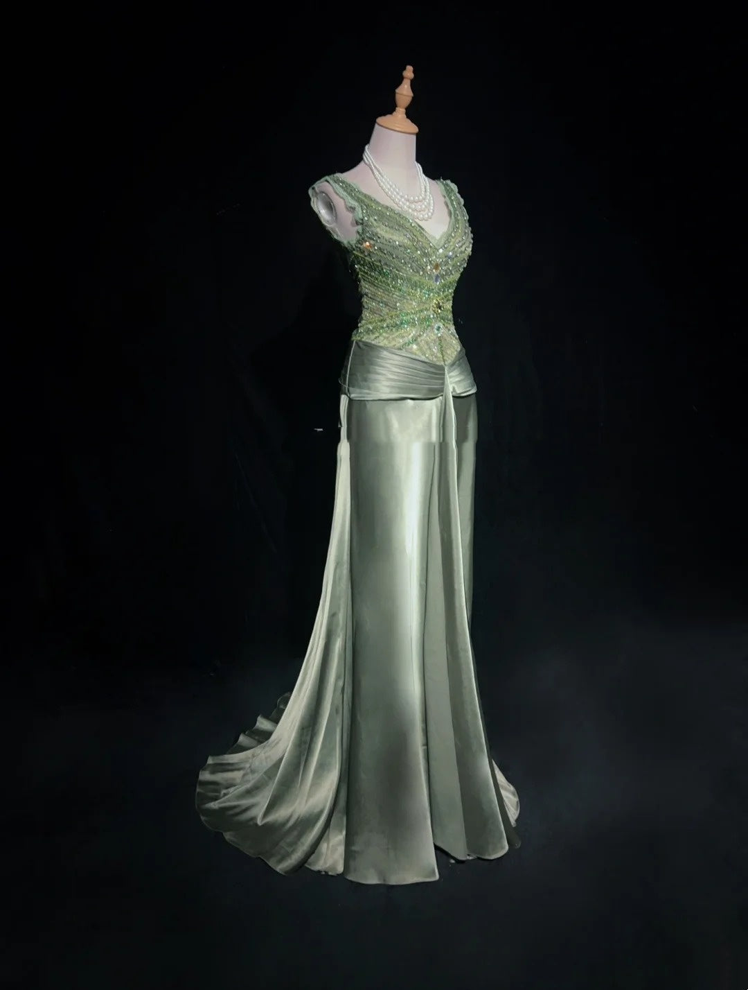 Vintage Ballkleider Meerjungfrau V-Ausschnitt Salbeigrün Ärmellos Satin mit Perlenstickerei 1980er Jahre Langes Abendkleid N2865