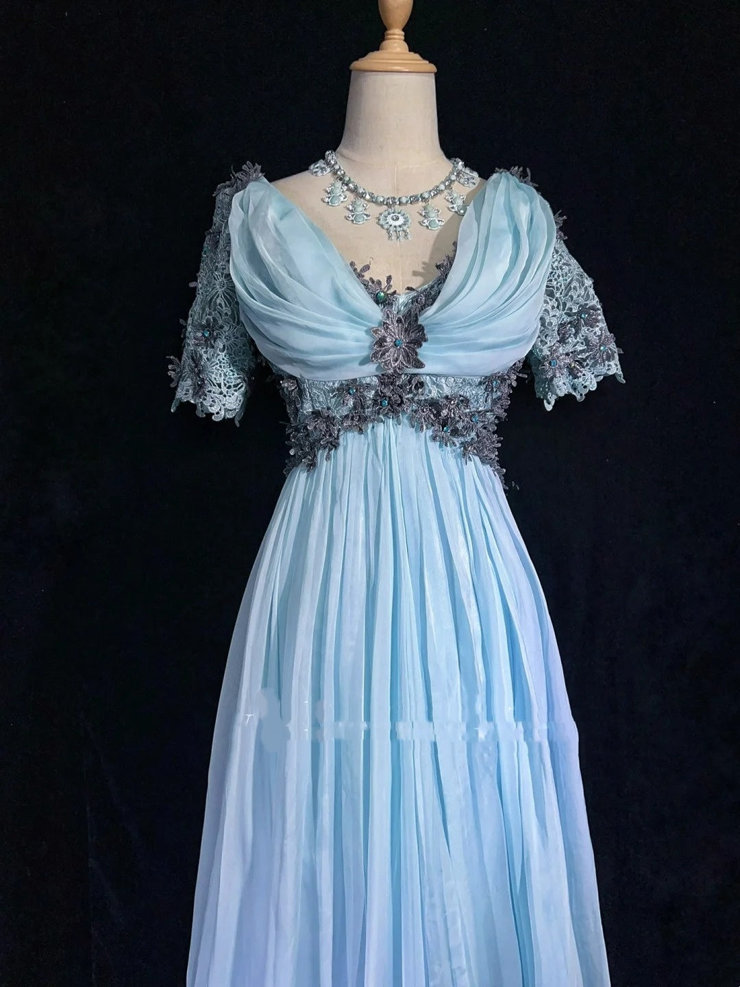 Vintage Abschlussballkleider 1960er A-Linie V-Ausschnitt Hellblau Chiffon mit appliziertem langen Abschlussballkleid N3109