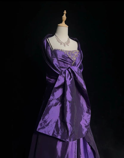 Vintage Abschlussballkleider 1960er Ballkleid Spaghettiträger Lila mit Perlenumhang Langes Abschlussballkleid N3120