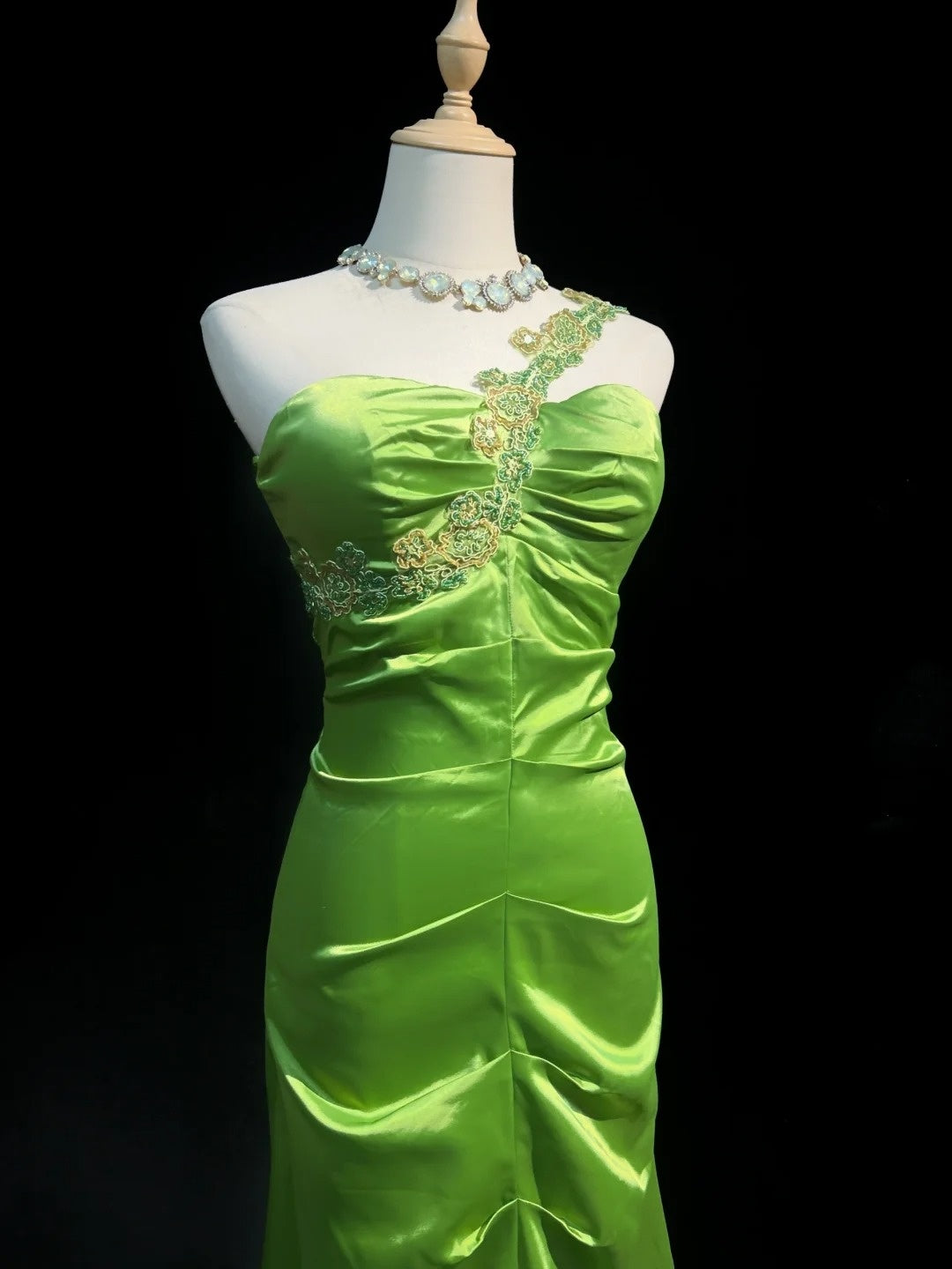 Vintage Abschlussballkleider Meerjungfrau Ein-Schulter Hellgrün Satin mit Perlen Lang Formelles Kleid N2450