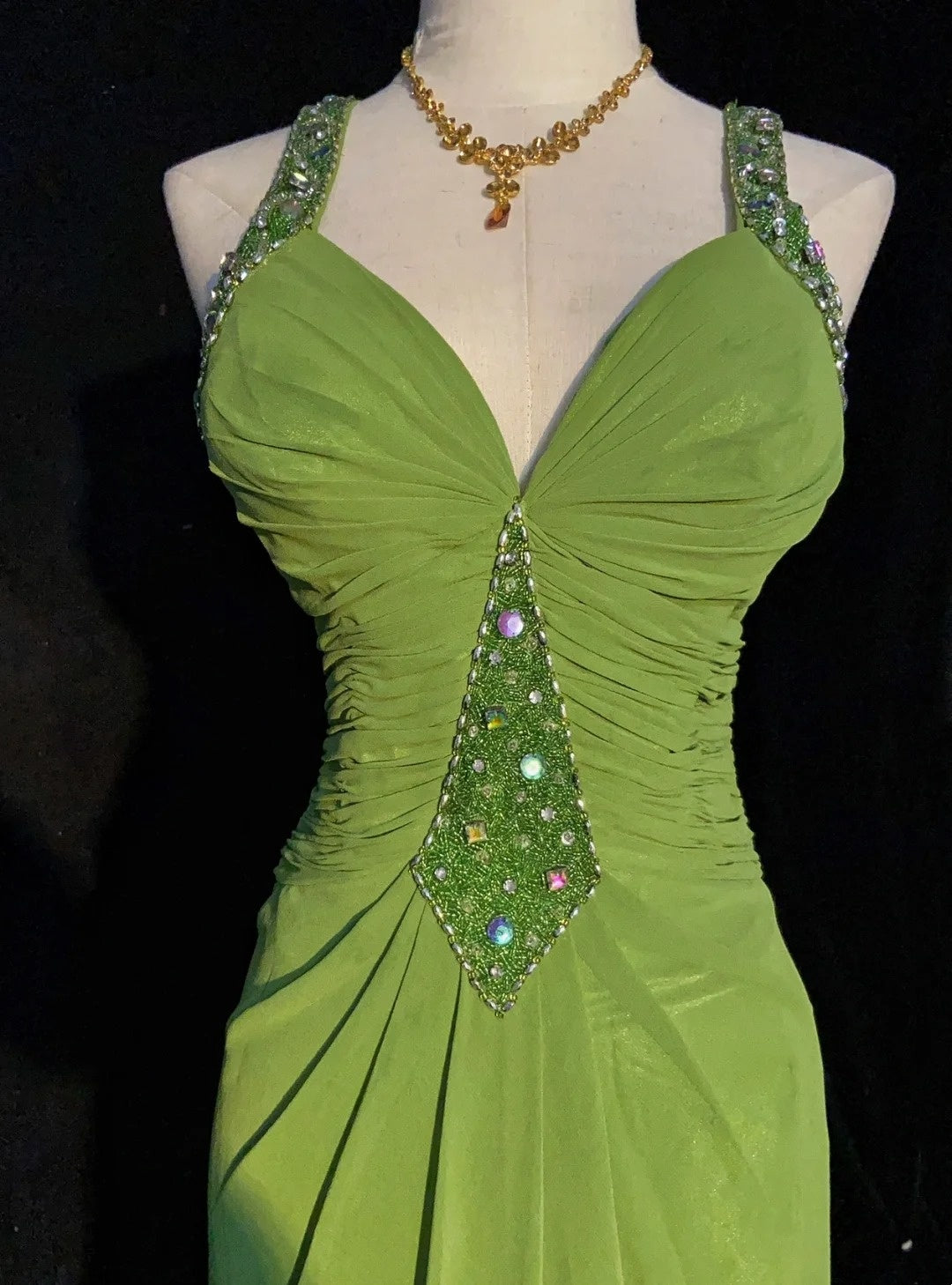 Robes de bal modestes sirène licou vert olive avec perles longues tenues de soirée N3457