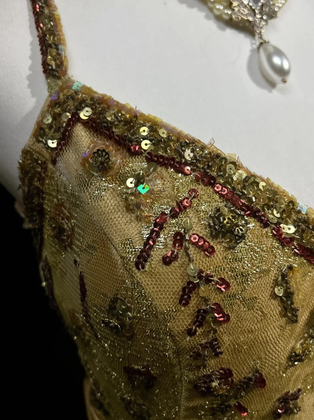 Robes de bal vintage en satin doré coupe trapèze à fines bretelles avec volants et perles, longue robe de soirée N2501