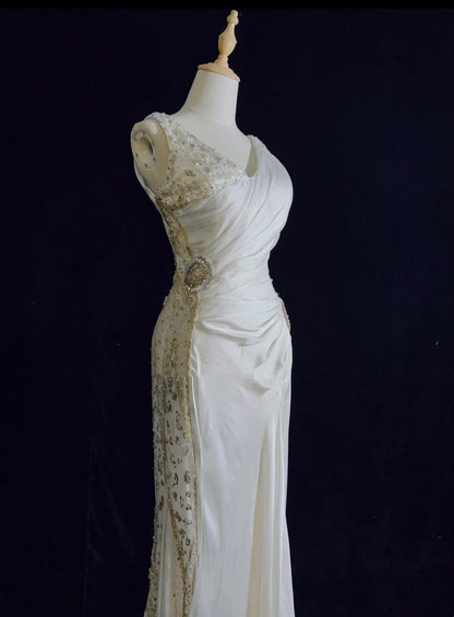 Robes de bal sirène modestes en satin blanc sans manches à col en V avec volants Robe de soirée formelle N3824