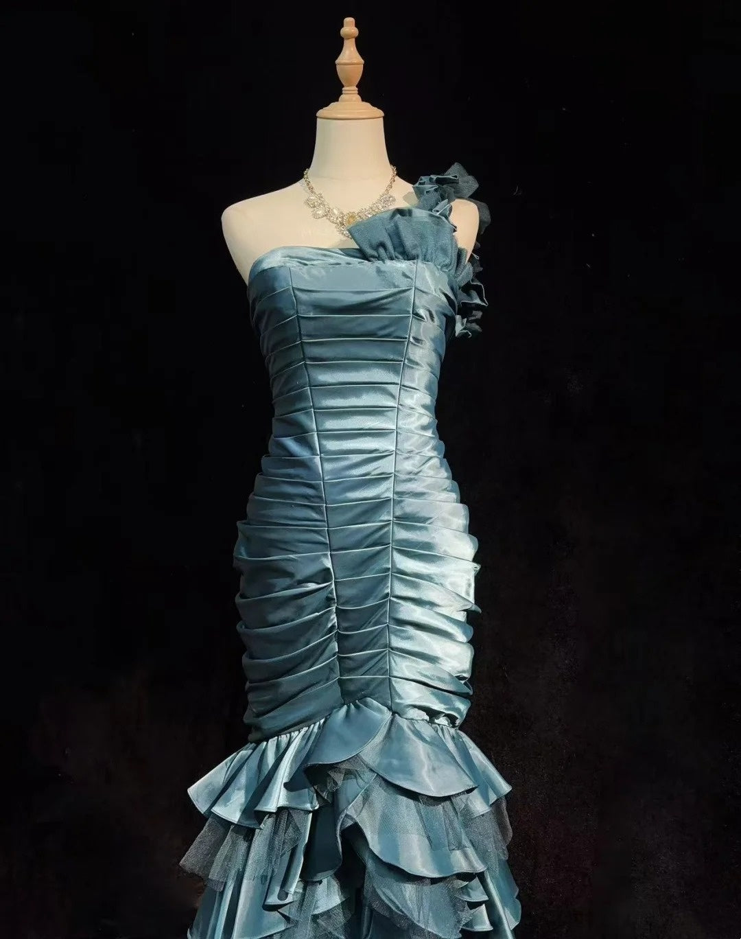 Vintage Meerjungfrau Ein Schulter Trägerlos Staubblau Satin mit Falten Ärmelloses Langes Abendkleid Ballkleid Geburtstag Abschlussballkleider N2442