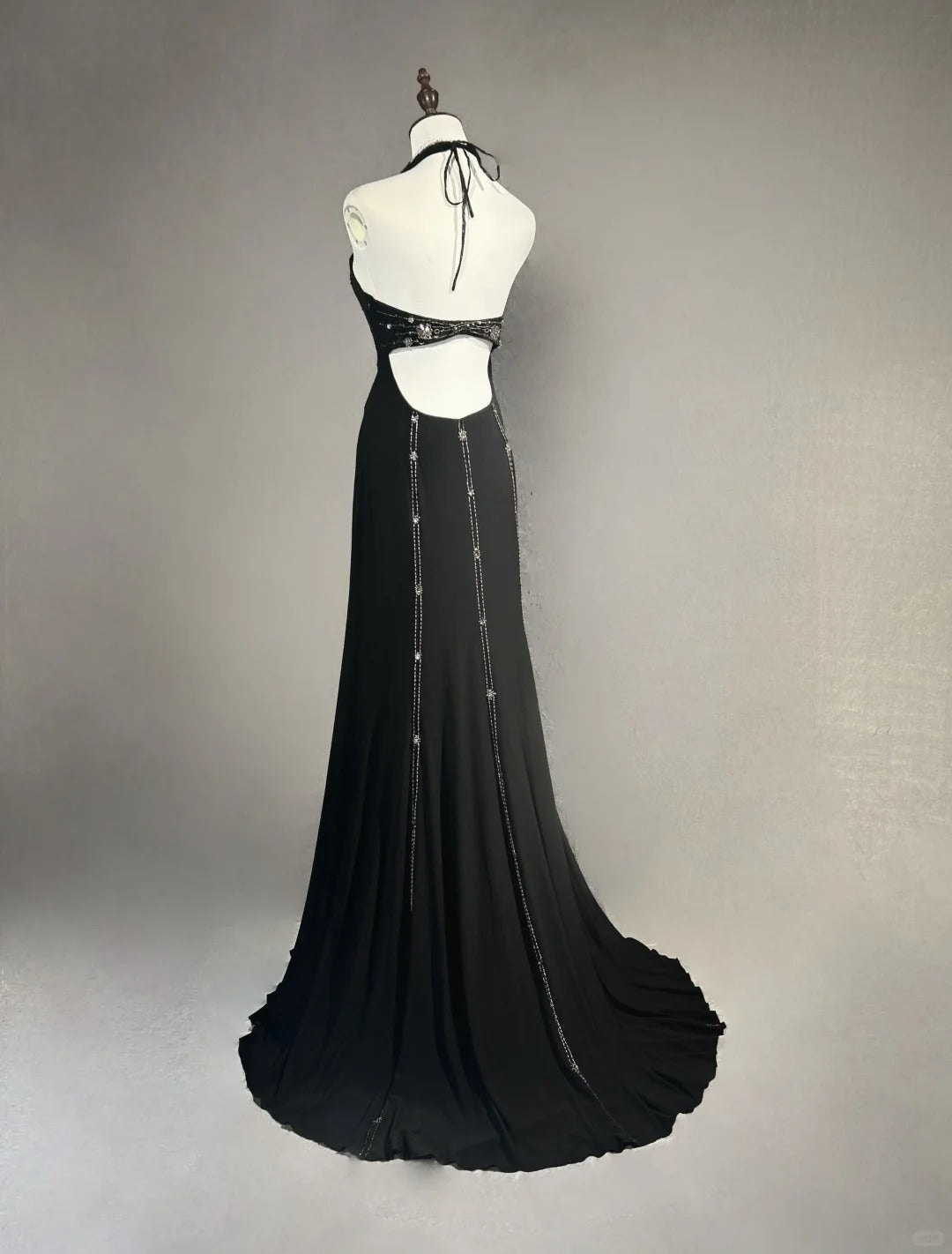 Robes de bal vintage Sirène Halter Petite robe noire avec volants Tenues de soirée longues N3446