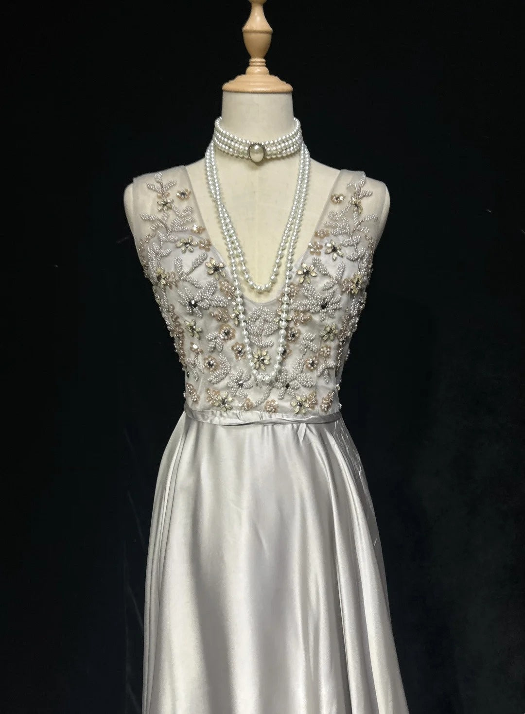 Vintage Abschlussballkleider A-Linie Silber Satin V-Ausschnitt mit Perlenbesatz Langes Abendkleid N2454