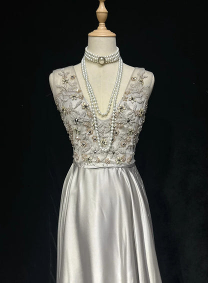 Vintage Abschlussballkleider A-Linie Silber Satin V-Ausschnitt mit Perlenbesatz Langes Abendkleid N2454