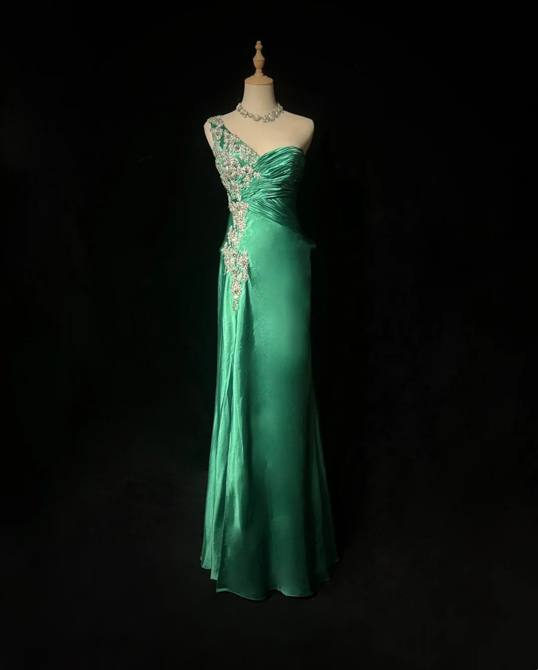 Robes de bal vintage coupe trapèze asymétrique en satin vert des années 70 avec appliques en dentelle longue robe de soirée N2529