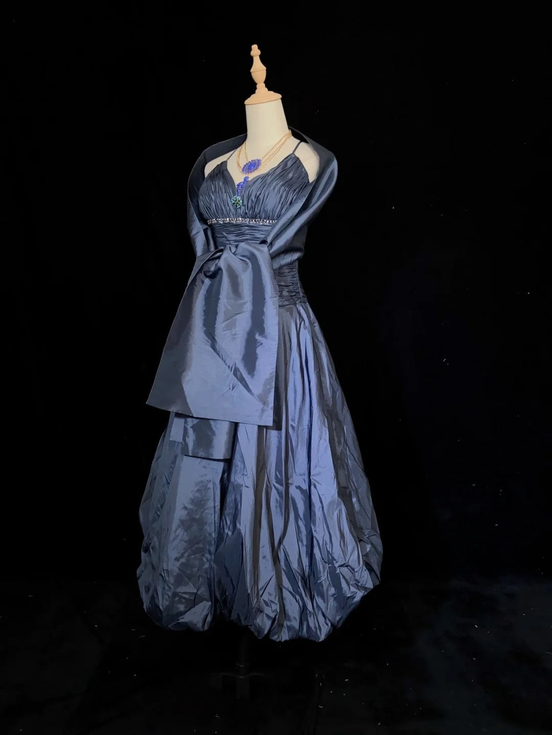 Robes de bal intemporelles en taffetas bleu marine, avec perles et cape, tenues de soirée N3287