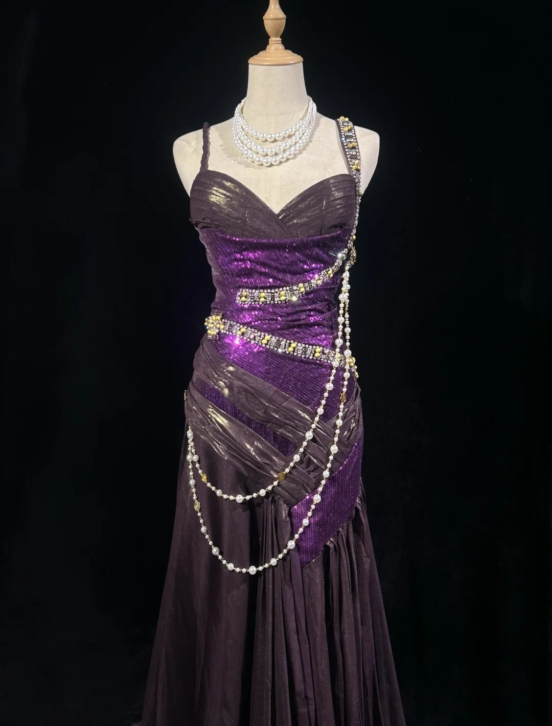 Vintage Abschlussballkleider 1960er Jahre Meerjungfrau Spaghettiträger Lila mit Perlenbesatz Langes Ballkleid N3117