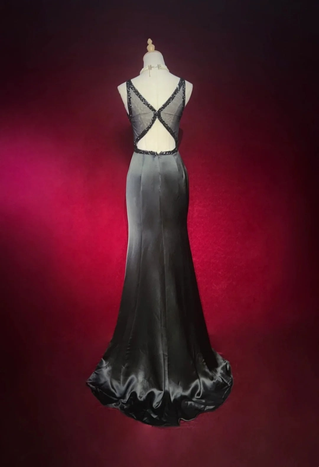 Vintage Prom Dresses Meerjungfrau V-Ausschnitt Schwarz Satin Mit Perlen Bestickt Rückfrei Langes Ballkleid N2508