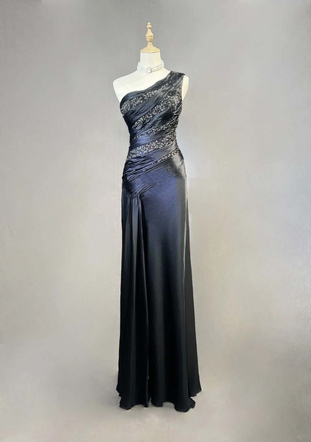Elegante Abschlussballkleider Meerjungfrau One Shoulder Satin Black Tie Kleid mit Perlen Lang Formelle Abendgarderobe N3704