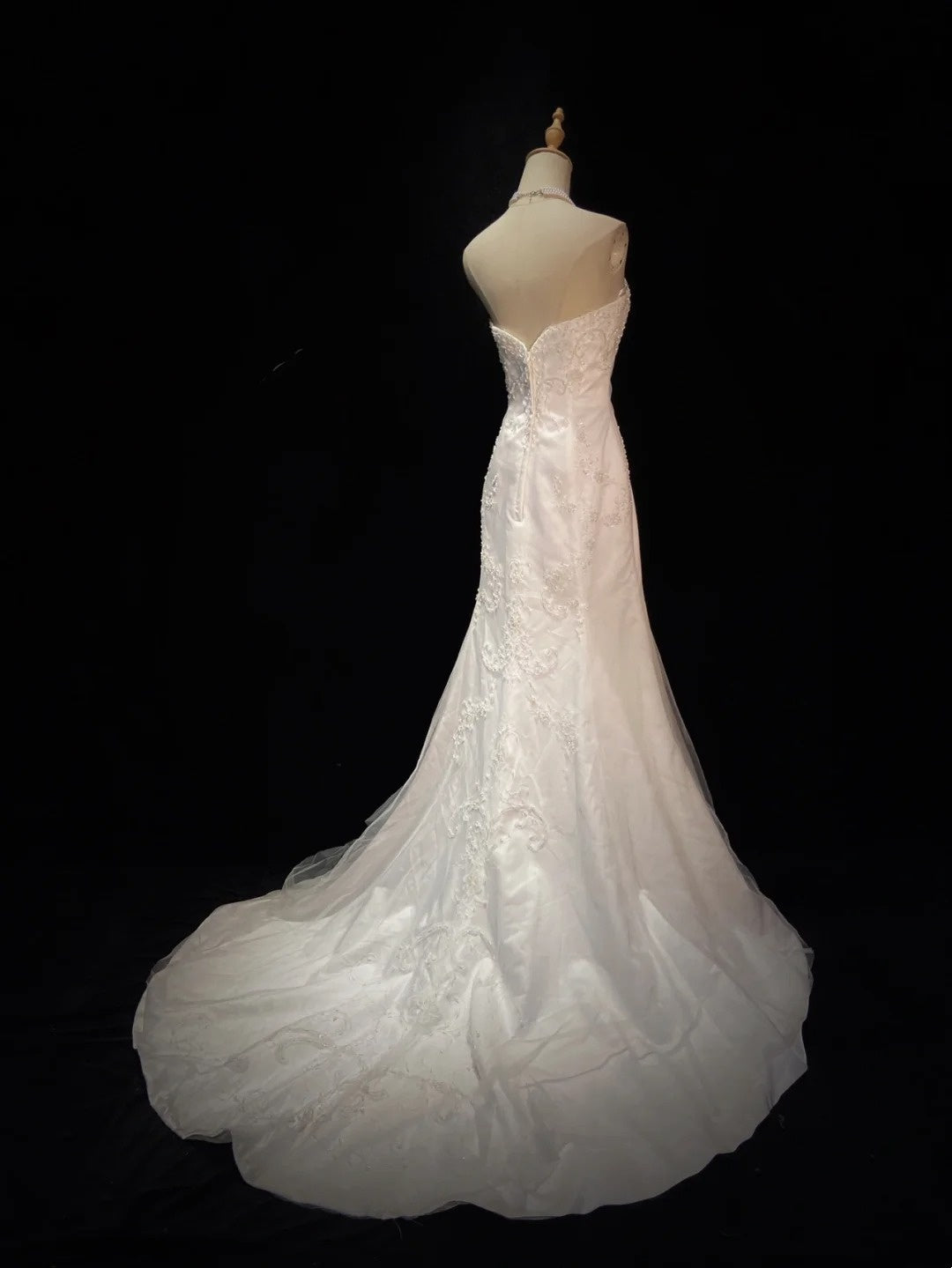 Robes de mariée uniques sirène bustier en satin avec broderies blanches longue robe de mariée N3402