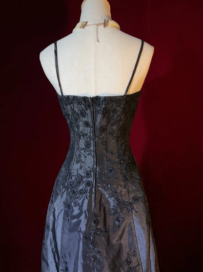 Inspiration robes de bal modestes : Robe de soirée formelle noire en satin, coupe trapèze, bretelles spaghetti, avec appliqués pour femmes N3214