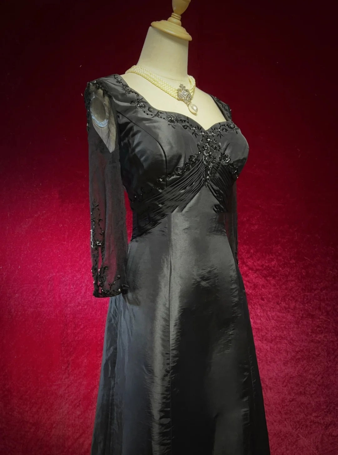 Bezaubernde Ballkleider A-Linie Black Tie Kleid mit bestickten, perlenbesetzten langen Ärmeln Formelle Abendgarderobe N3694