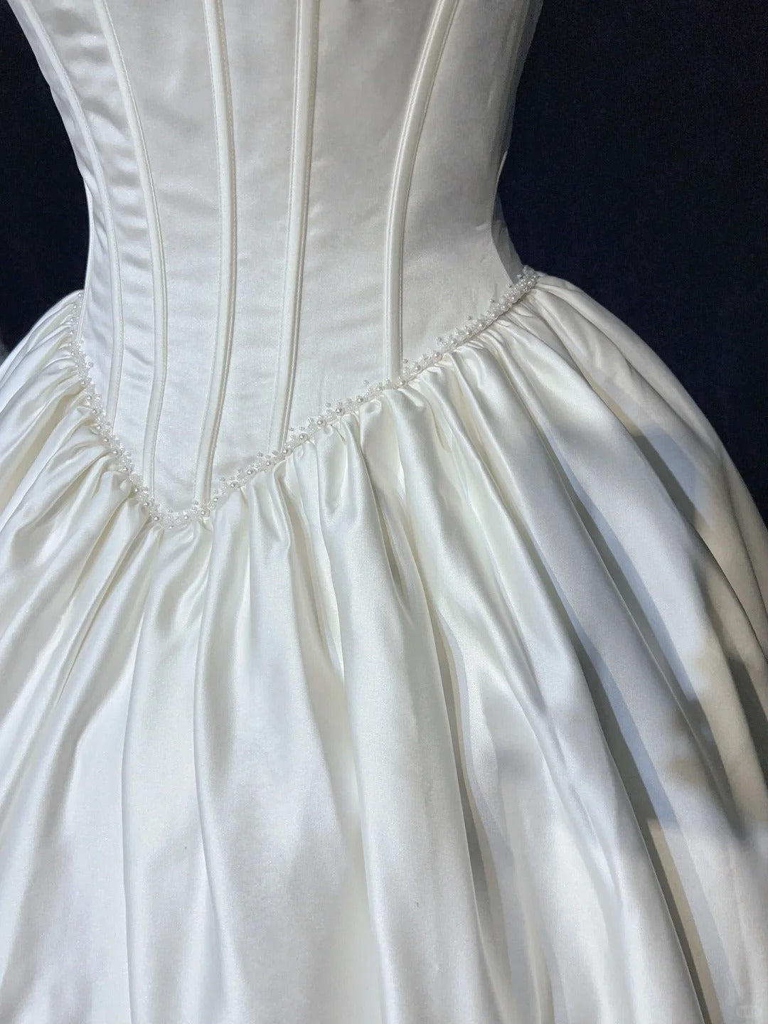 Robes de mariée uniques, robe de bal, bretelles spaghetti, blanche, avec perles à volants, longue robe de mariée N3629