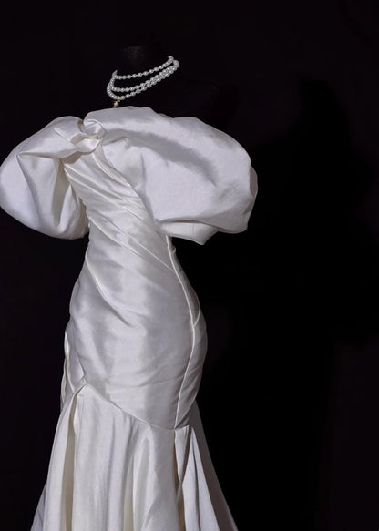 Klassisches Brautkleid im Meerjungfrauenstil, schulterfrei, elfenbeinfarbener Satin, kurze Ärmel, figurbetontes Brautkleid AB2529