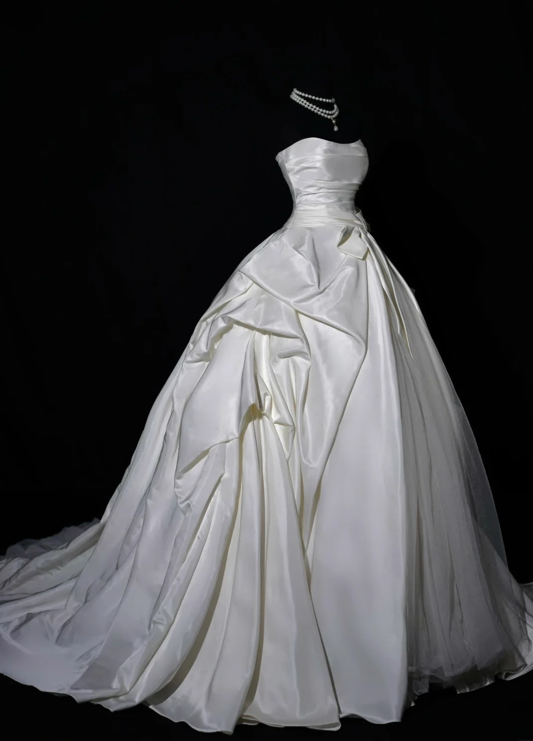 Luxuriöses Brautkleid, Ballkleid, trägerlos, elfenbeinfarben, ärmellos, figurbetont, AB2522