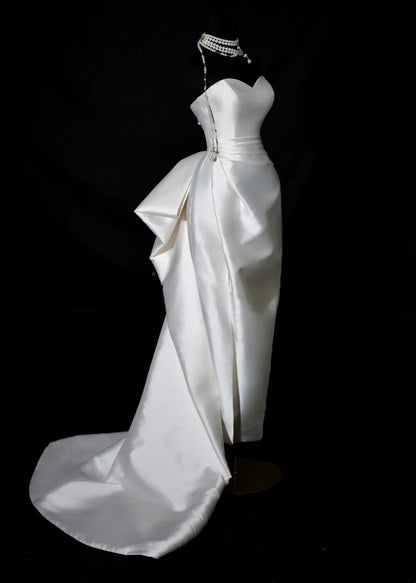 Schlichtes Brautkleid, Etuikleid, herzförmiger Schnitt, Satin, plissiert, figurbetont, langes Brautkleid AB2530