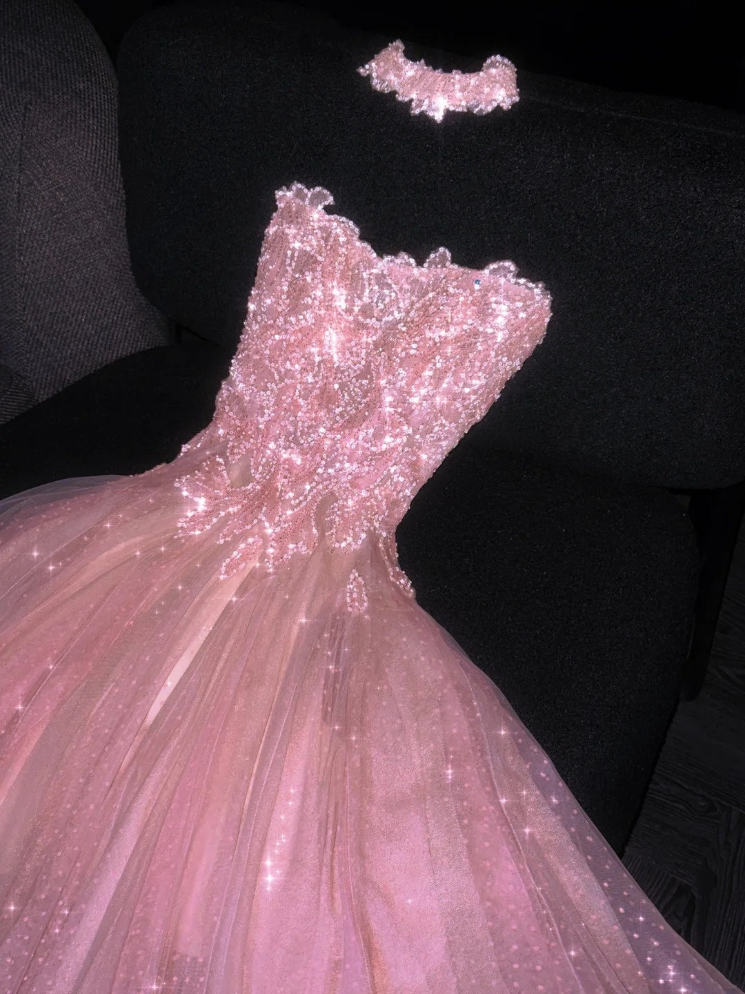 Glitzerndes, trägerloses, langes, pinkfarbenes Ballkleid mit weißen Punkten – ein formelles Abendkleid für den 18. Geburtstag oder als Ballkleid (Modell N735).