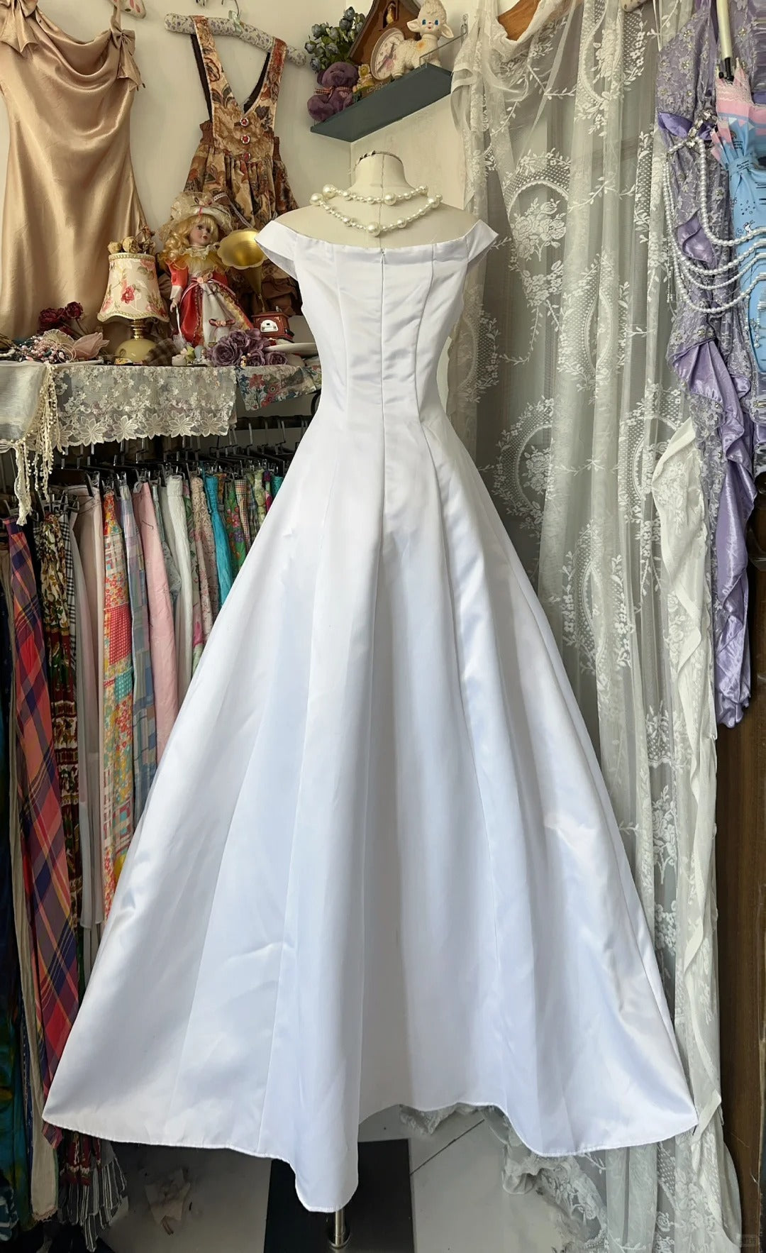 Elegantes, langes Ballkleid aus weißem Satin mit U-Boot-Ausschnitt – Inspiration für festliche Anlässe und Prinzessinnen-Look (Modell N1284)
