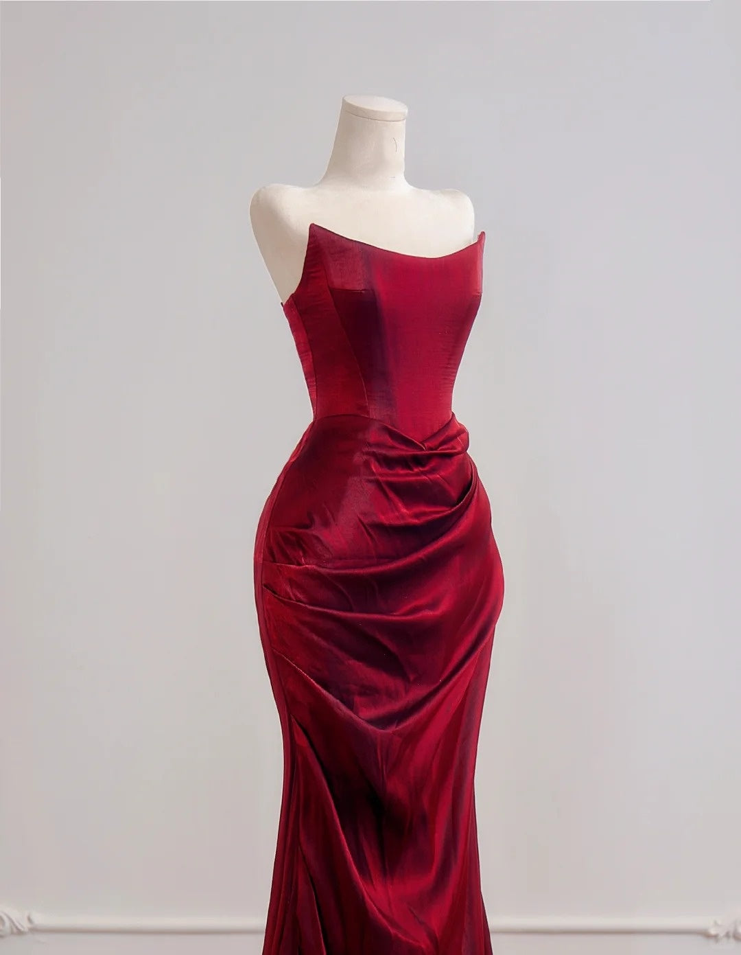 Romantisches, trägerloses, burgunderrotes Meerjungfrauen-Abendkleid mit Rüschen – ein beeindruckendes Outfit für den 18. Geburtstag (Partykleid N396)