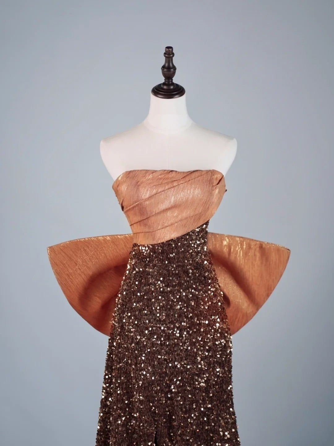 Robe de bal longue à sequins marron, coupe trapèze, sans bretelles, idéale pour les élèves de terminale (N1279)