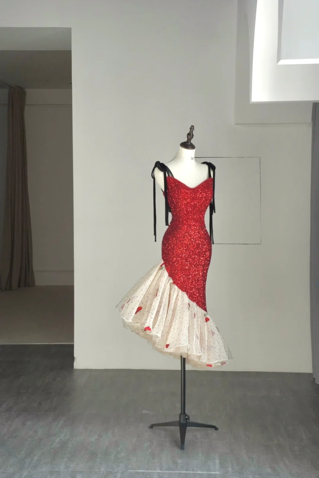 Robe de bal courte sirène à fines bretelles et sequins rouges, idéale pour les jeunes filles de 16 ans (N1177)
