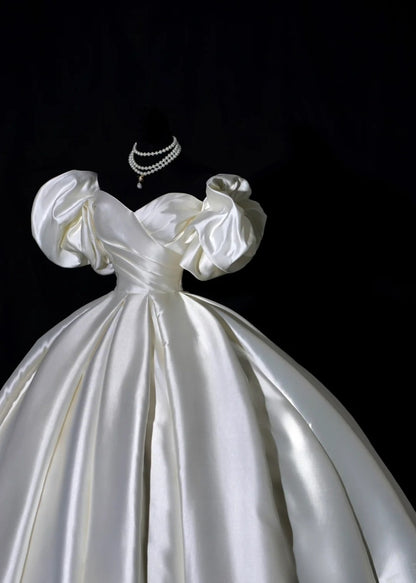 Robe de mariée simple, robe de bal, épaules dénudées, manches courtes, satin plissé, robe de mariée longue et cintrée AB2532