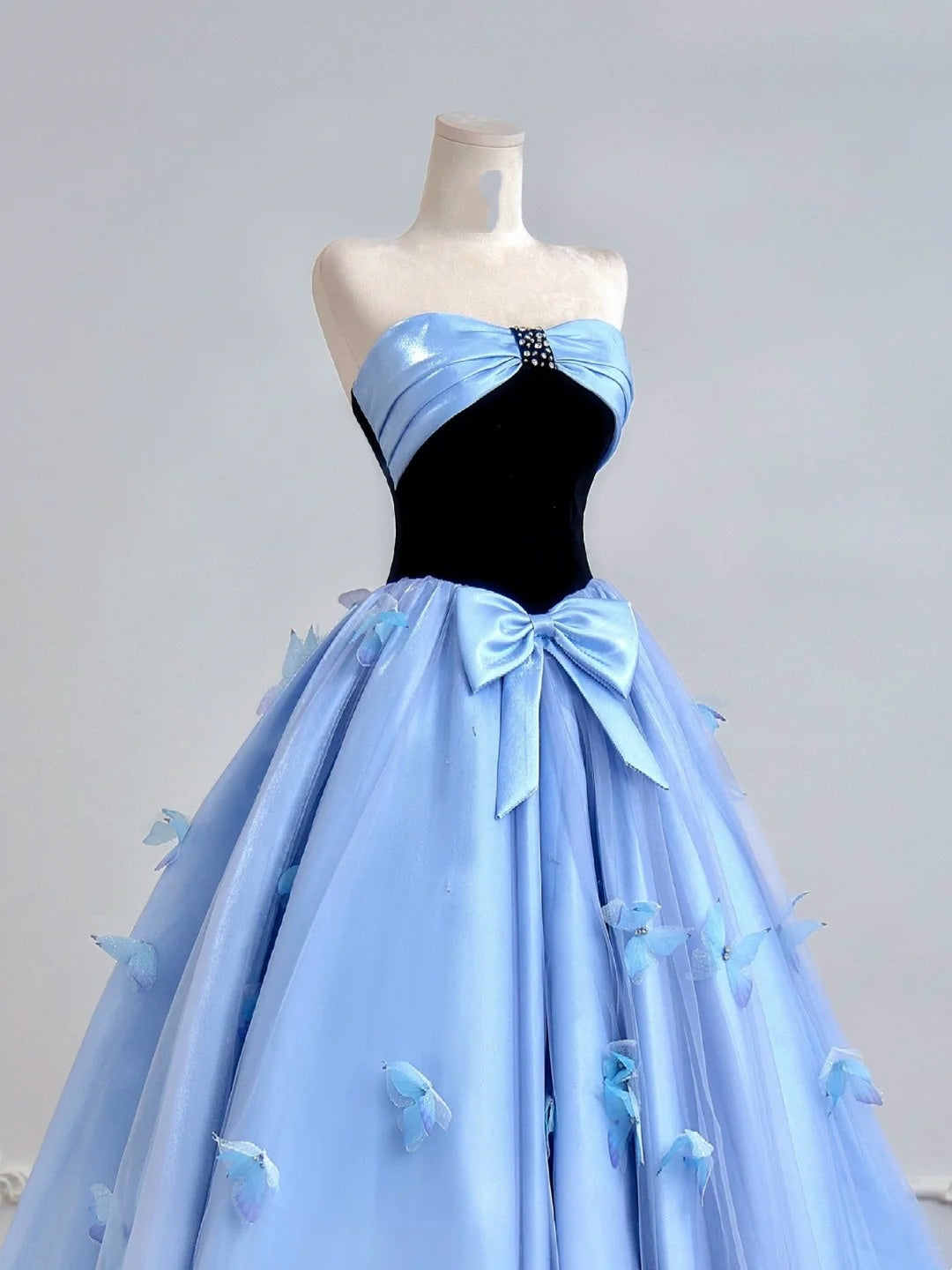 Zeitloses, trägerloses Ballkleid aus blauem Satin mit Schleife – Inspiration für lange Abendkleider und Partykleider N308
