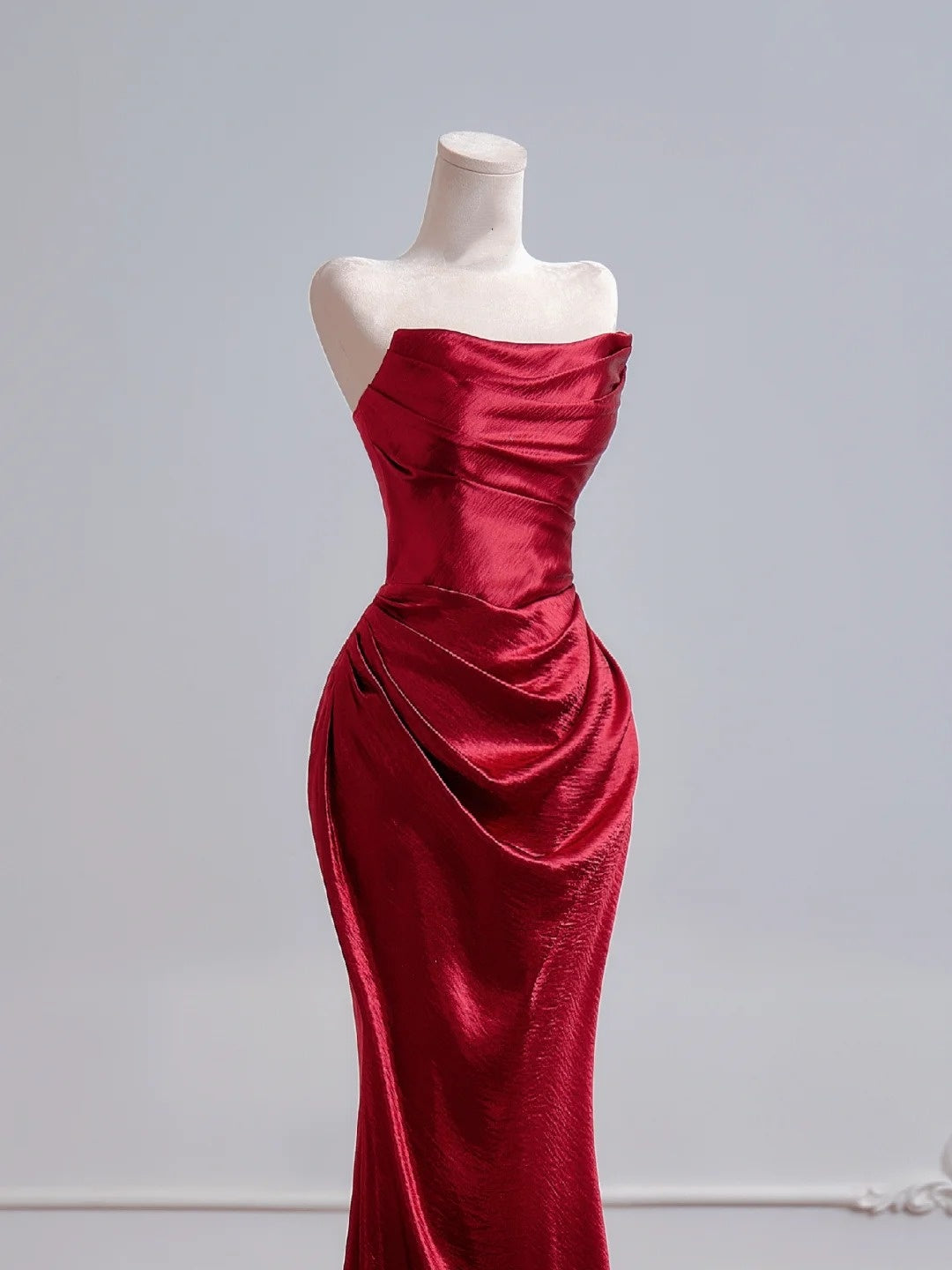 Robe de bal longue rouge satinée, bustier, style sirène romantique, idéale pour un 18e anniversaire (N392)