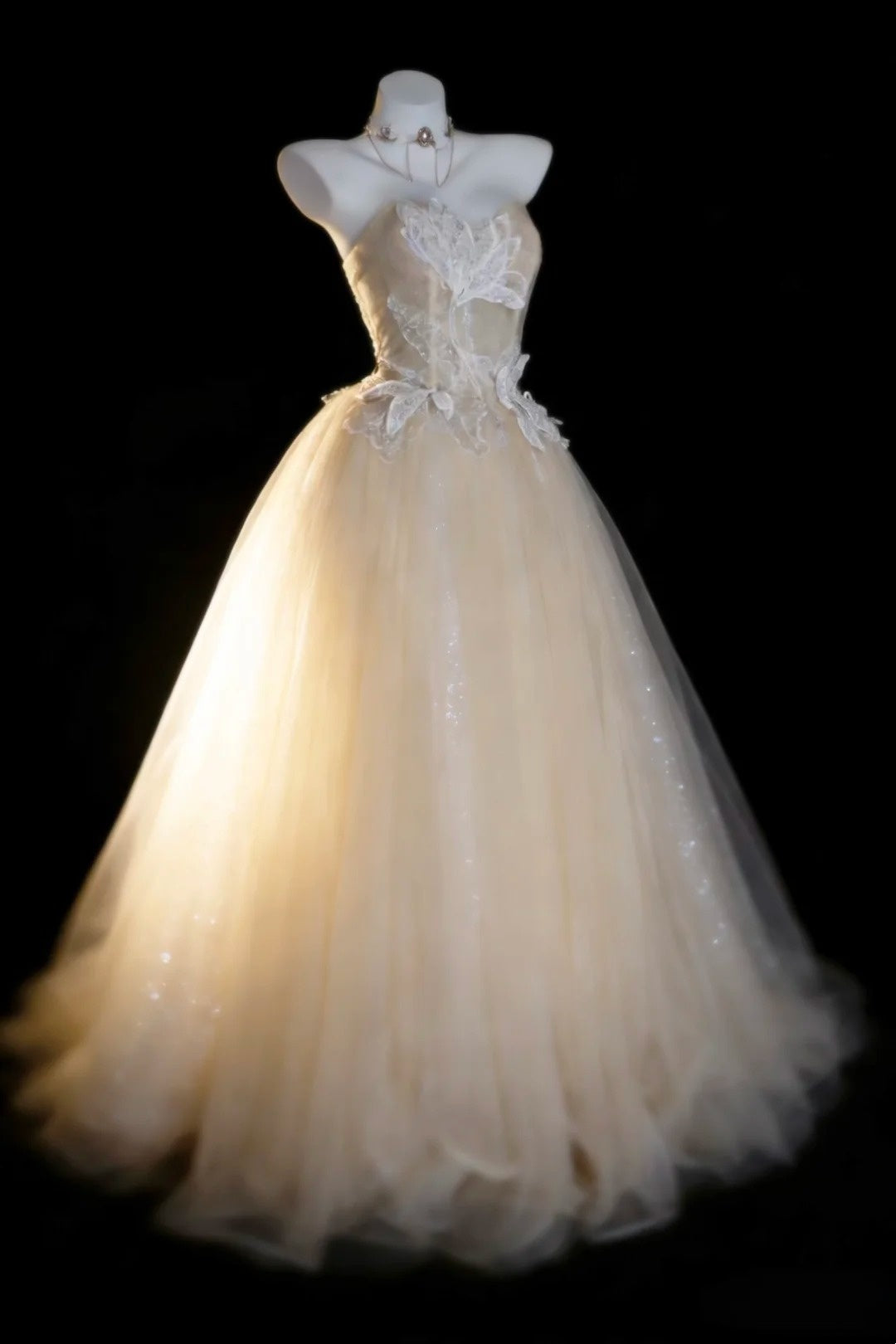Bescheidene Ballkleider für den Abschlussball, trägerlos, Champagner, Tüll mit Applikationen, langes Quinceañera-Kleid N2973