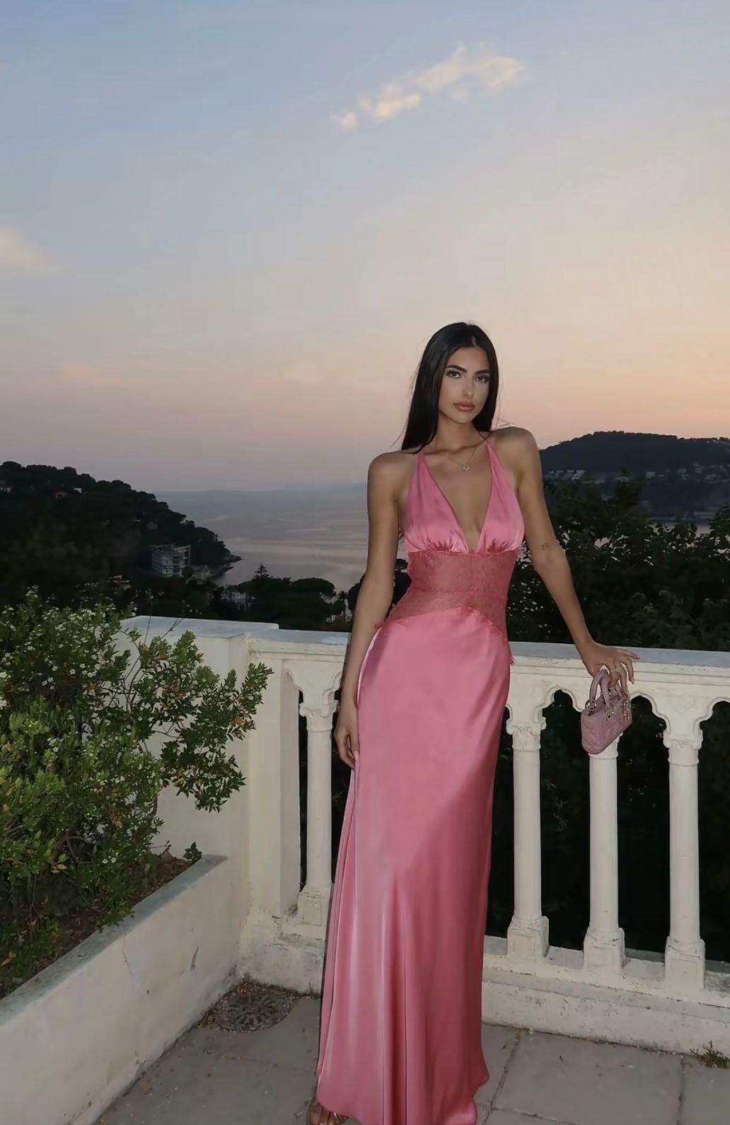 Elegantes Ballkleid-Inspiration: Langes, halbformelles Etuikleid mit Neckholder aus rosafarbenem, seidigem Satin für Teenager und Schüler der Oberstufe (AB1953)