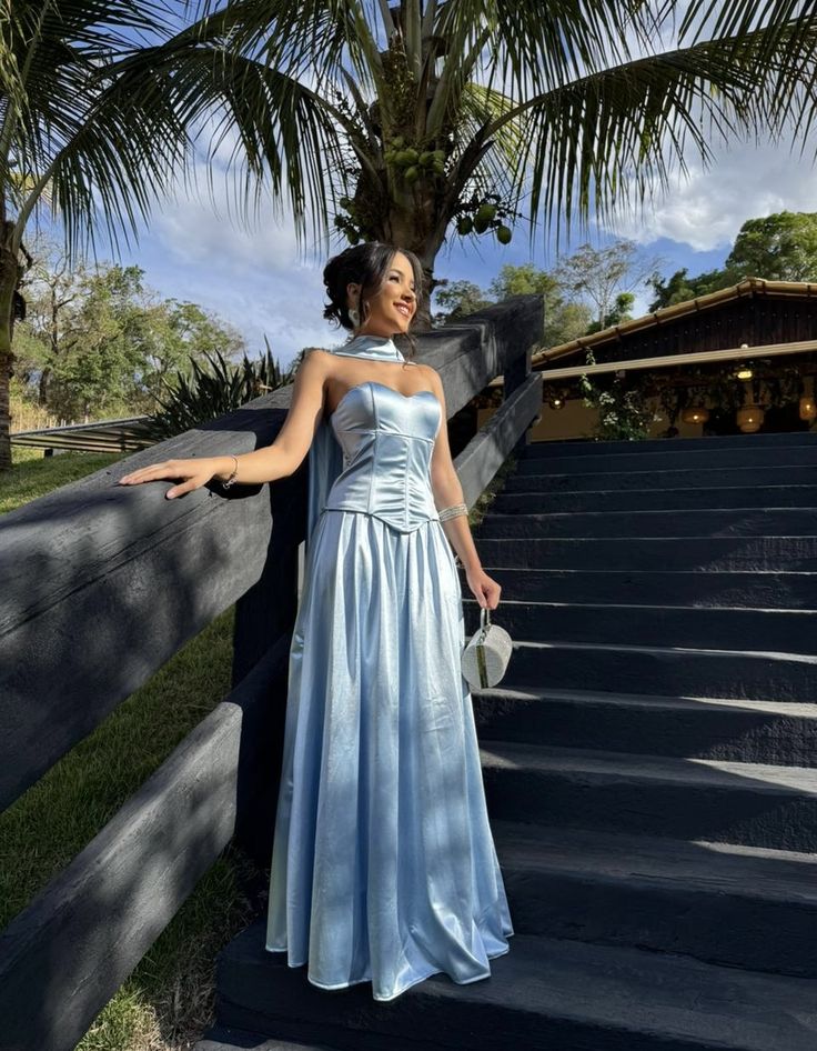 Schlichtes, langes A-Linien-Abendkleid aus hellblauem Satin mit Schal und herzförmigem Ausschnitt – Inspiration für formelle Anlässe und Partys (Modell N229)