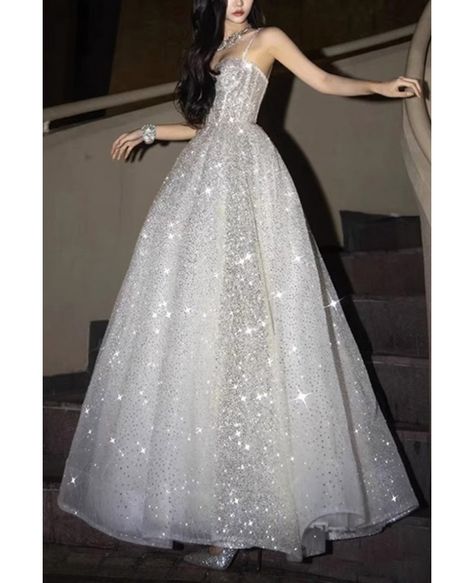 Langes, silbernes Ballkleid mit Strassbesatz und Trägern (AB963)
