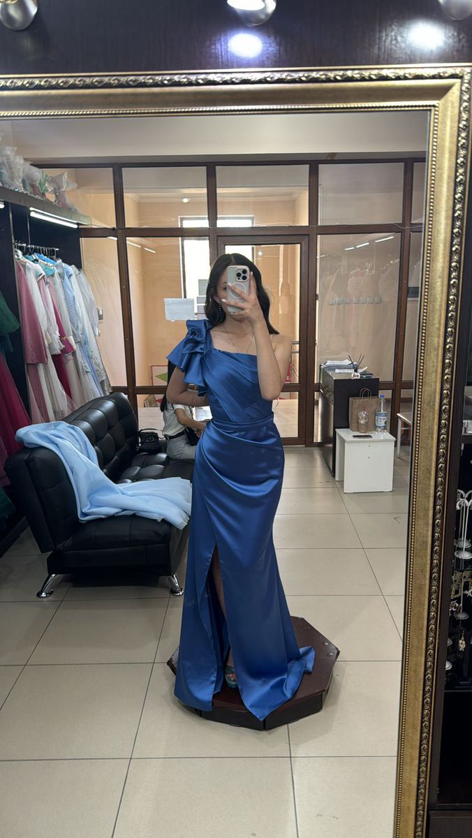 Robe de bal longue plissée bleu roi en satin bleu marine à une épaule, style sirène sexy, idéale pour une soirée de 20 ans ou toute autre occasion spéciale (N428).