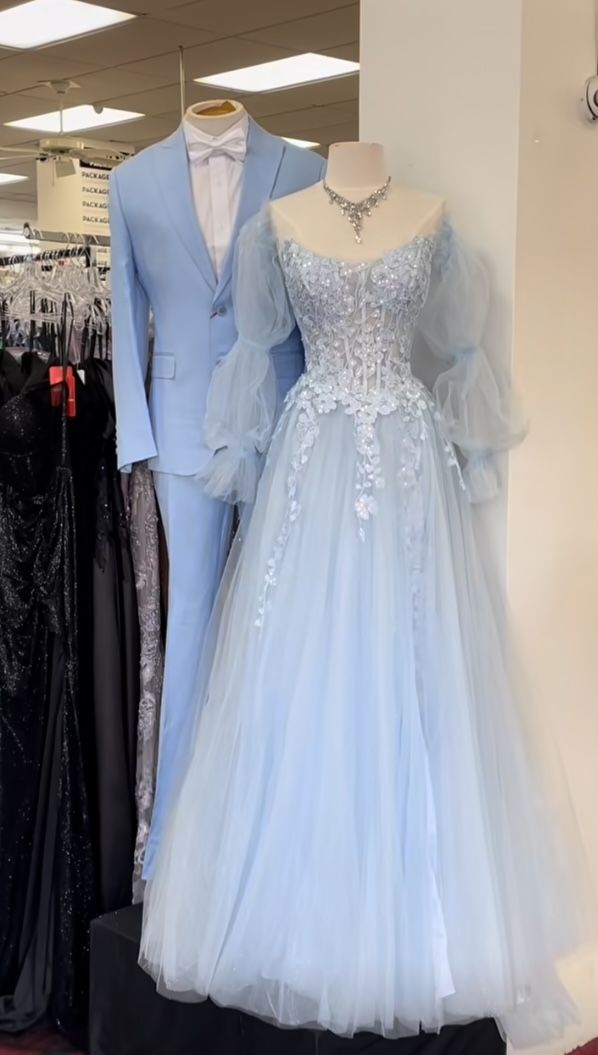 Robe de bal longue en tulle bleu ciel clair, coupe trapèze, décolleté cœur, manches longues, style sage, idéale pour les soirées de fin d'études (N431)
