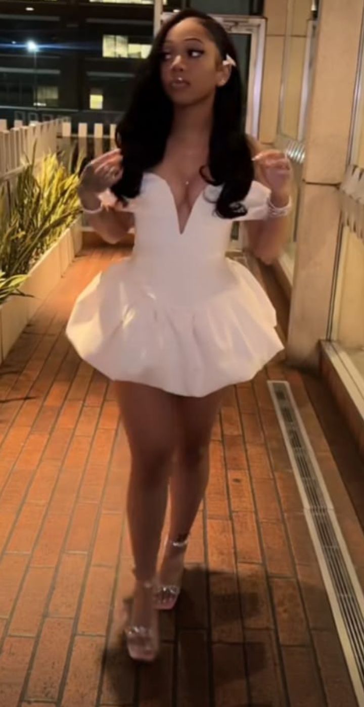 Trendy Ballkleid schulterfrei weiß kurz Nacht in Rio Inspo Hoco Kleid Ideen Heimkehrkleider RB4050