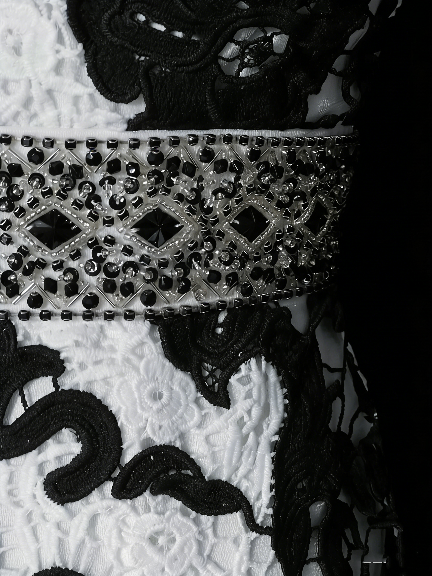 Robe de bal longue sirène à col en V en satin noir à fleurs, style modeste, pour adolescentes (N1188)