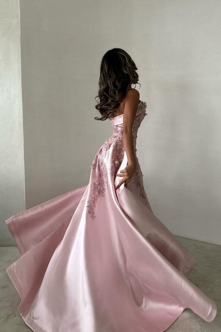 Robe de soirée élégante rose pour femme, coupe trapèze, sans bretelles, en satin, ornée d'appliques et d'une traîne amovible (AB498)