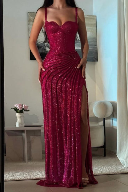 Robe de bal moulante rose fuchsia à paillettes 2026, décolleté cœur, bretelles spaghetti, fronces et fente latérale, modèle AB494
